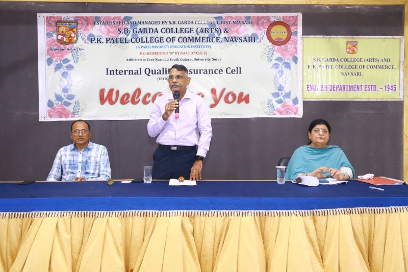 નવસારી ગાર્ડા કોલેજમાં અંગ્રેજી વિભાગના વિદ્યાર્થીઓ માટે ઓરીએન્ટેશન & કેરીયર કાઉન્સિલ પ્રોગ્રામ યોજાયો